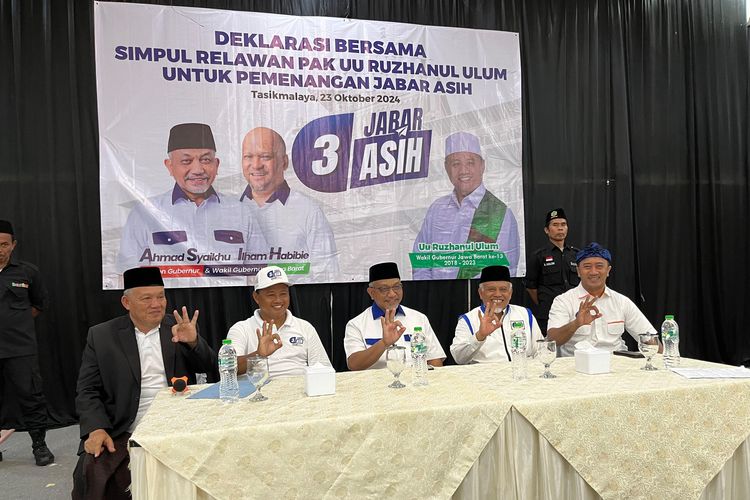 Wagub Jabar periode 2018-2023 Uu Ruzhanul Ulum dan paslon Gubernur dan Wagub Jabar nomor urut 3 Ahmad Syaikhu-Ilham Habibie terlihat menghadiri acara Deklarasi Dukungan dari 200 simpul pendukung Uu Ruzhanul Ulum di Rumah Makan Sambel Hejo, Jalan Letjen Mashudi No.40, Sukahurip, Kecamatan Tamansari, Kota Tasikmalaya, Rabu (23/10/2024).