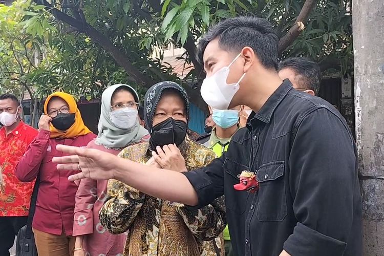 wali Kota Solo Gibran Rakabuming dan Menteri Sosial Tri Rismaharini terlihat ikut mendampingi Presiden Joko Widodo (Jokowi), saat blusukan di Kota Solo, Jawa Tengah, Jumat (27/5/2022).