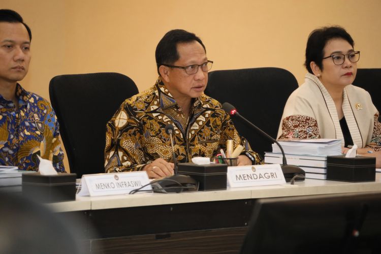 Kasatgas PRR Pascabencana Sumatera Muhammad Tito Karnavian dalam Rapat Koordinasi Tingkat Menteri Satgas Rehabilitasi dan Rekonstruksi Pascabencana Alam di Wilayah Sumatera di Gedung Kemenko PMK, Jakarta, Jumat (27/2/2026).