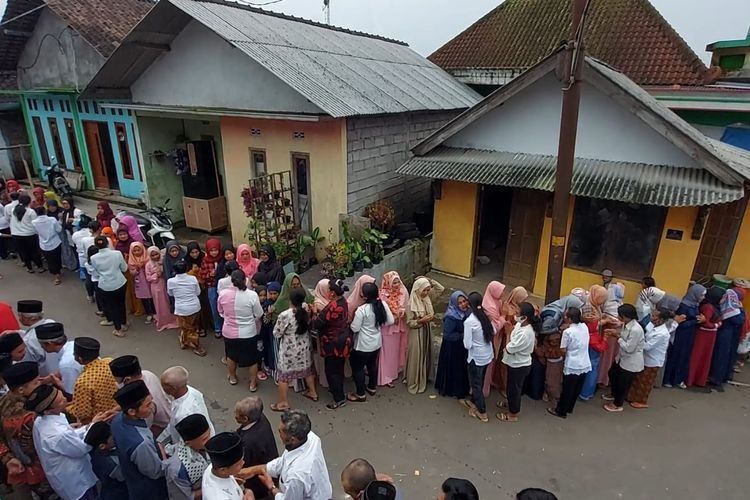 Warga Dusun Thekelan saling mengucapkan selamat lebaran sebagai lambang toleransi umat beragama.