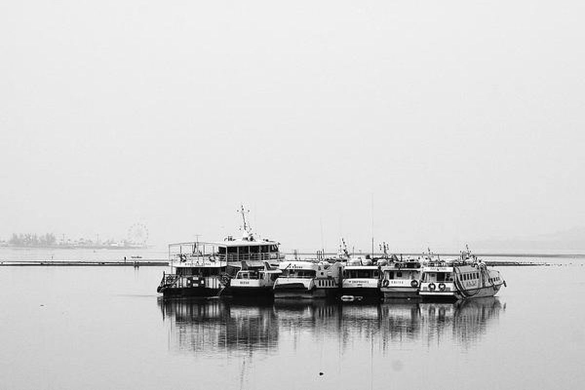 Kabut asap tipis menyelimuti perairan Batam, Kepulauan Riau, Jumat (22/10). Kabut asap akibat kebakaran hutan di Riau tidak saja merambah sampai Batam, tetapi juga ke Singapura dan Malaysia.