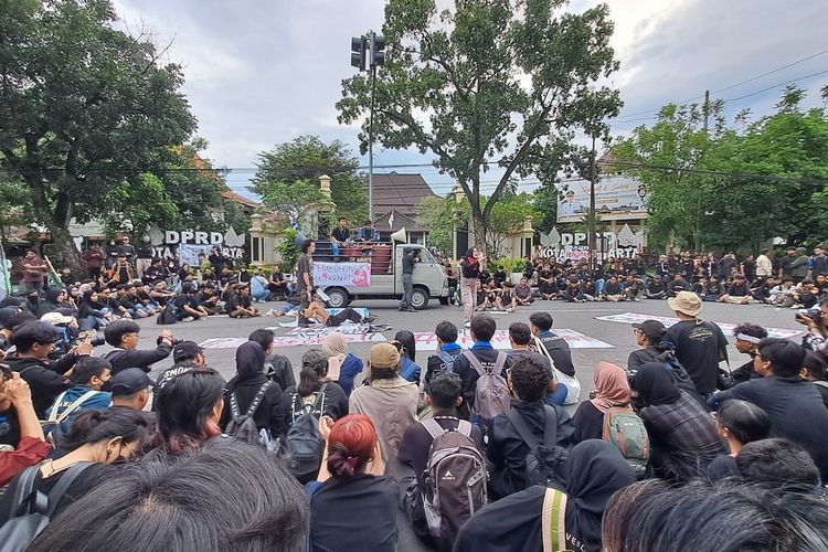 Demo Mahasiswa Solo: Tagih Janji DPR, Tutup Jalan Adi Sucipto