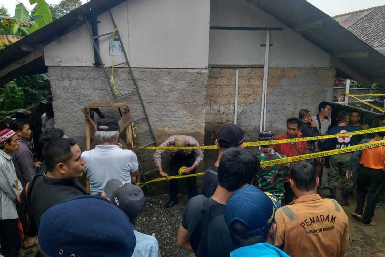 Satu keluarga dilaporkan tewas tertimpa tembok rumah di Jalan veteran lll Kampung Cibolang RT 01/01 Desa Banjarwangi, Kecamatan Ciawi, Kabupaten Bogor, Jawa Barat, Kamis (20/2/2020).