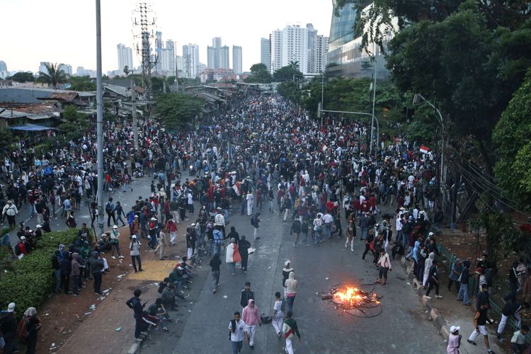 Bentrokan antara aparat polisi dan demonstran pelajar terjadi saat demonstrasi menolak Rancangan Kitab Undang-Undang Hukum Pidana (RKUHP) dan Undang-Undang Komisi Pemberantasan Korupsi (UU KPK)di Pejompongan, Jakarta Barat, Senin (30/9/2019). Akibat kericuhan ini tol dalam kota di kawasan Slipi lumpuh total.