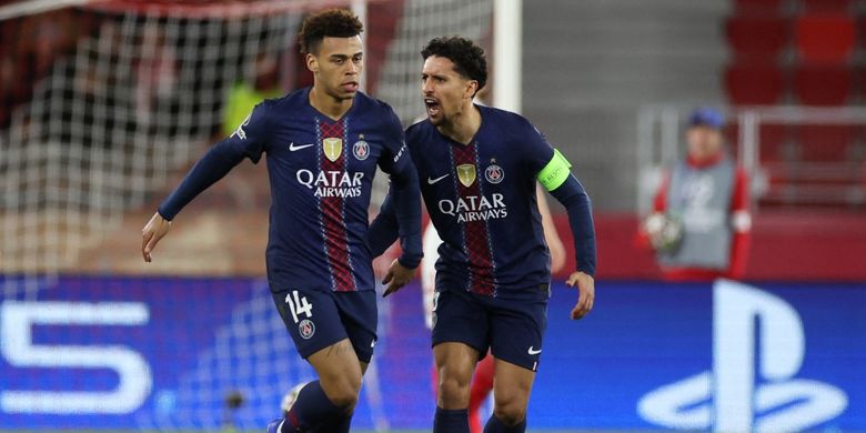 Penyerang Paris Saint-Germain Desire Doue (kiri) merayakan gol pertama timnya bersama Marquinhos pada laga leg pertama babak play-off knockout Liga Champions UEFA antara AS Monaco dan Paris Saint-Germain di Stade Louis II di Kepangeran Monaco pada 17 Februari 2026.