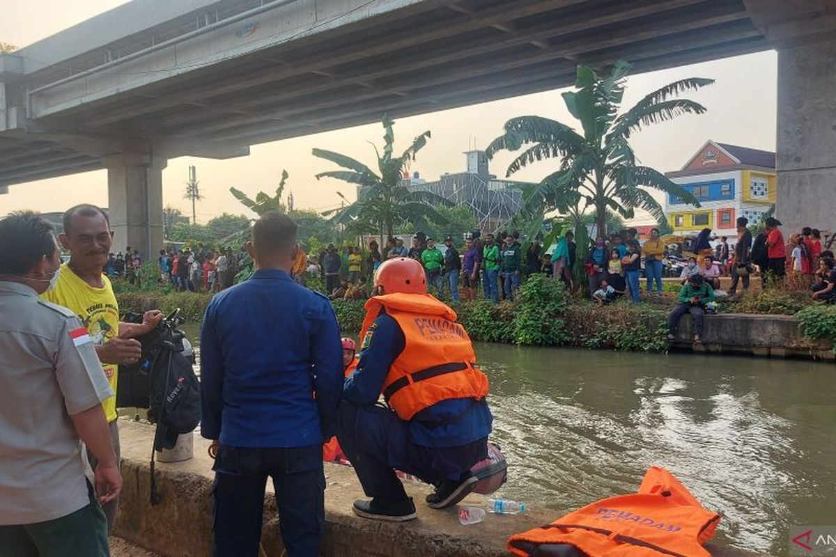 Petugas melakukan pencarian remaja tenggelam di Kalimalang, Jakarta, Kamis (7/7/2022). 