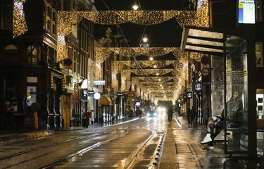 Jalanan yang sepi di Belanda, karena restoran, bar, dan toko-toko tutup sesuai aturan lockdown parsial di Amsterdam, Jumat (26/11/2021). Pemerintah memperketat pembatasan akibat melonjaknya kasus Covid-19 di Belanda.