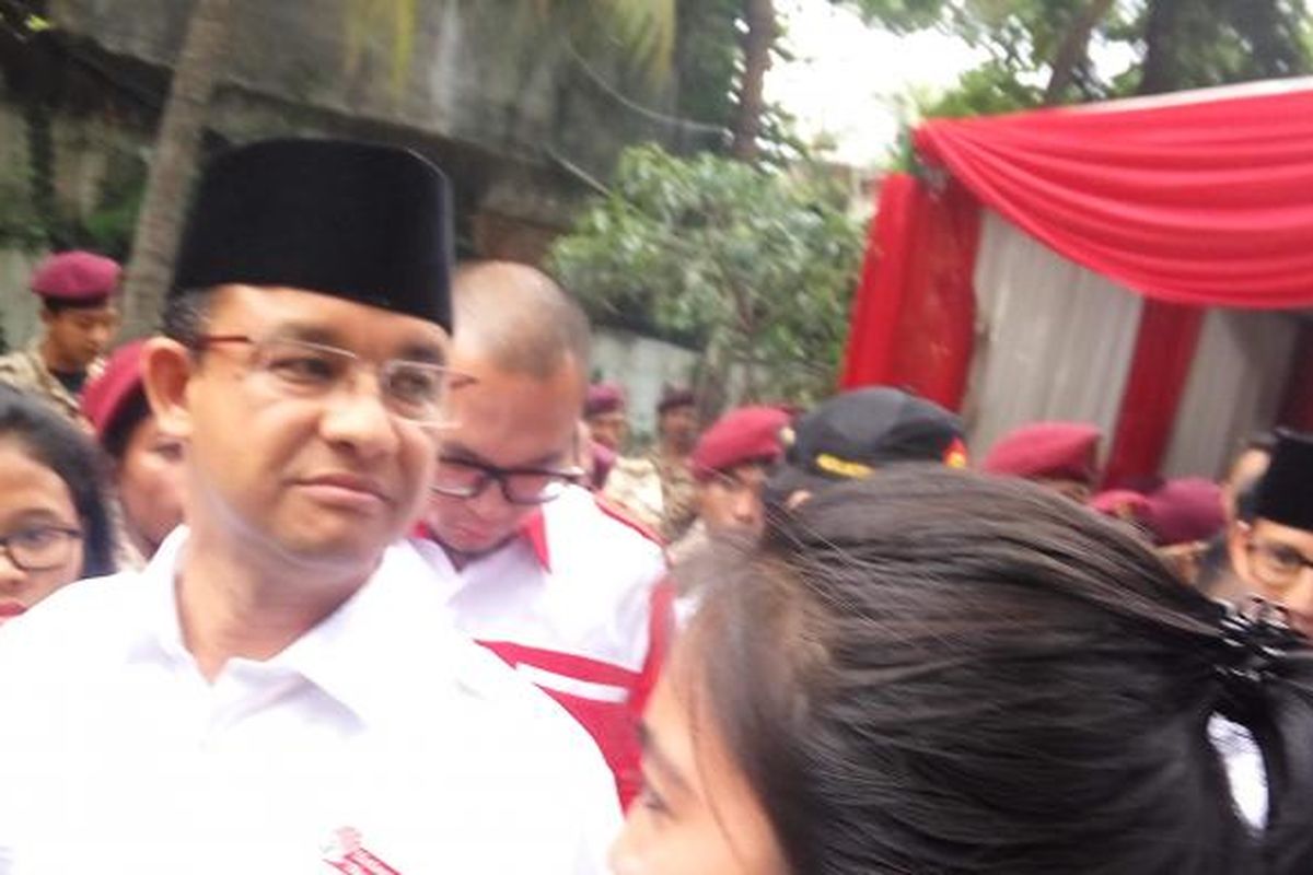 Calin gubernur DKI Jakarta, Anies Baswedan saat menghadiri ulang tahun Partai Gerindra di Jalan RM Harsono, Jakarta Selatan, Senin (6/2/2017).