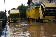 Bus dan Truk Terjebak Banjir di Jalur Pantura Pasuruan