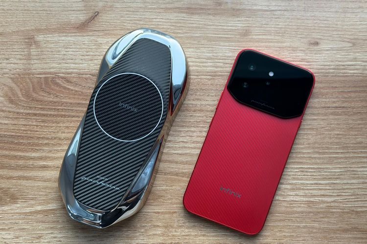 Unit ponsel Infinix Note 60 Ultra beserta aksesoris docking wireless charger berbentuk mobil sport.
