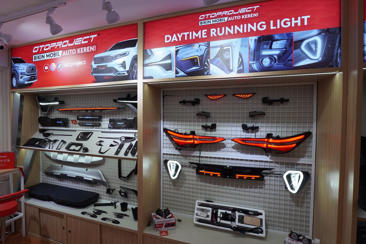 Aksesori lampu mobil seperti daytime running light (DRL) di experience store Otoproject