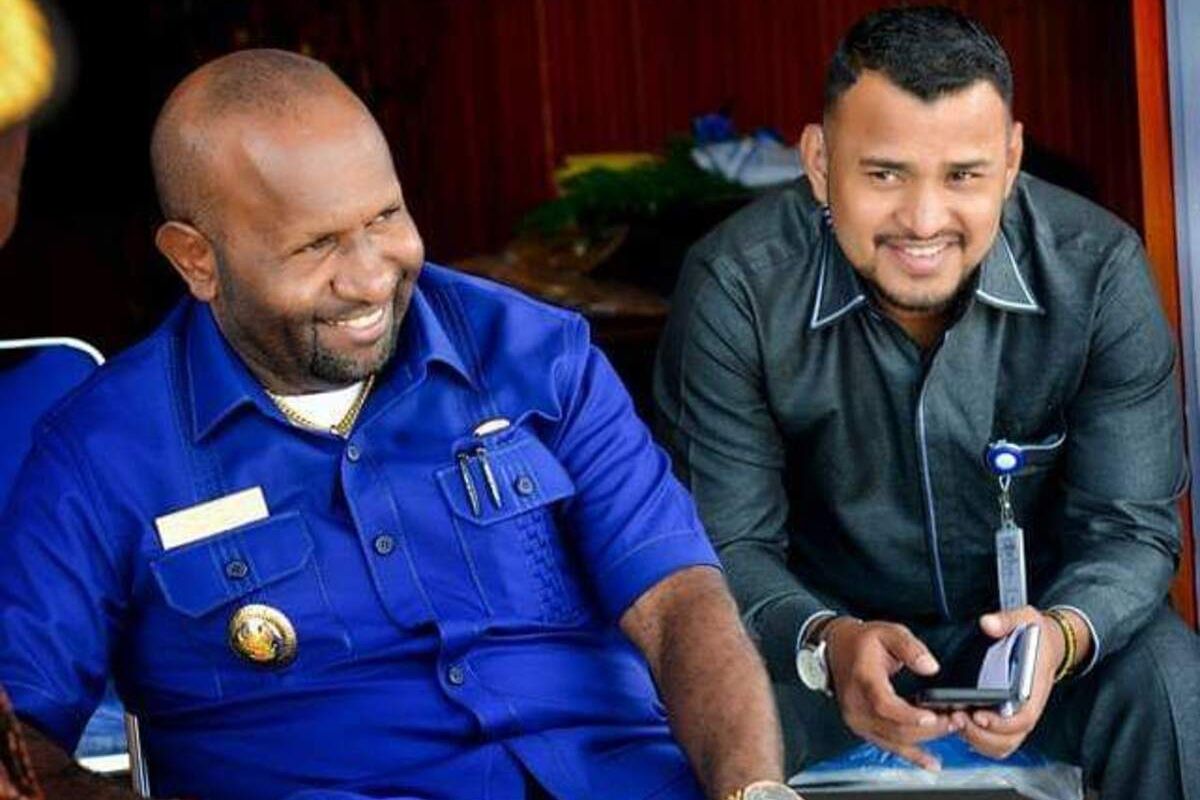 Bupati Mamberamo Tengah Ricky Ham Pagawak (kiri) bersama ajudannya Bripka SM