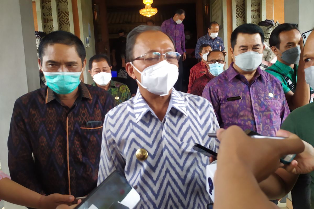 Gubernur Bali Wayan Koster saat berada di Gedung DPRD Bali. 