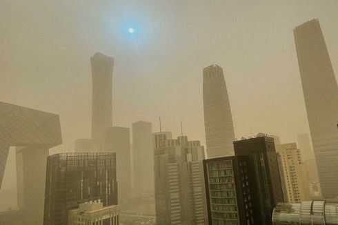 Langit Berubah Kekuningan dan Matahari Jadi Biru di Beijing