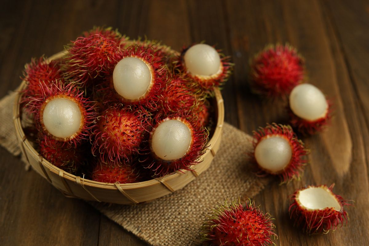 Rambutan merupakan buah tropis yang memiliki beberapa manfaat kesehatan, seperti meningkatkan kekebalan dan menjaga kesehatan pencernaan.