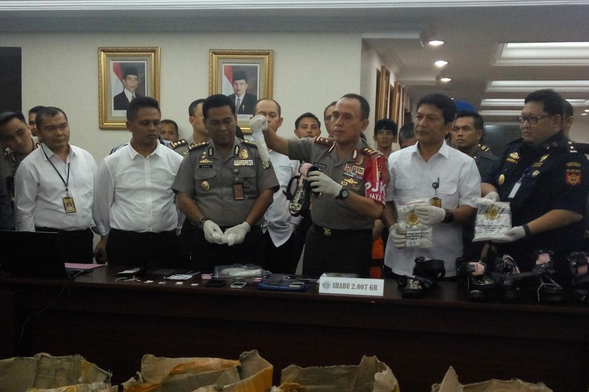 Kapolda Metro Jaya Irjen Mochamad Iriawan menunjukan barang bukti narkoba di Mapolda Metro Jaya, Rabu (26/4/2017).