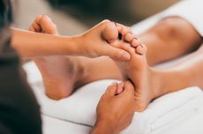 Manfaat Pijat Kaki untuk Mengatasi Sulit Tidur pada Wanita Menopause