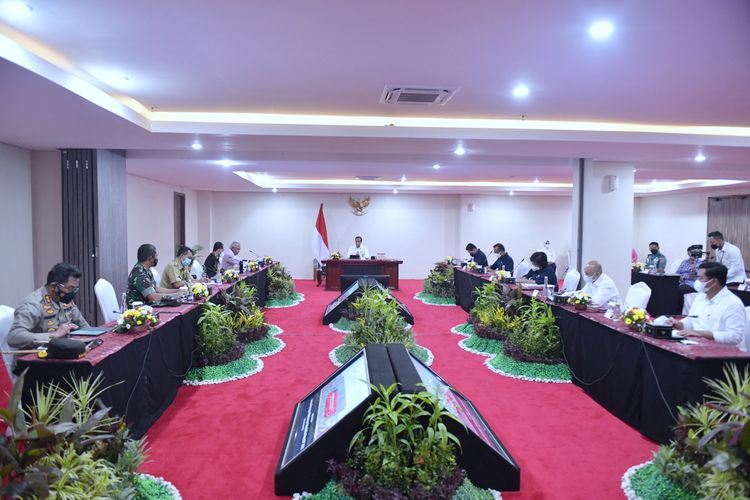 Presiden Jokowi memimpin Ratas Evaluasi Persiapan Pelaksanaan MotoGP Mandalika 2022, Kamis (13/01/2022), di Mandalika, NTB.