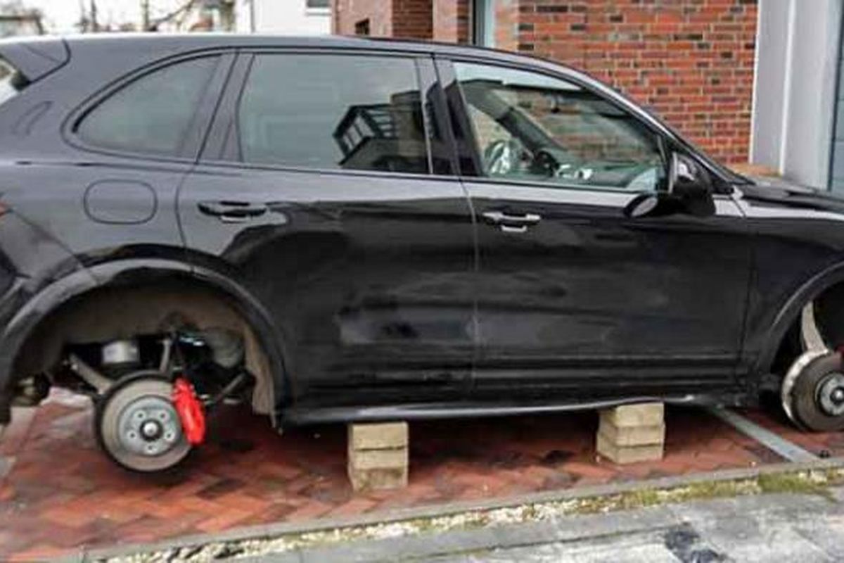 Pencuri menggondol empat ban mobil Porsche Cayenne GTS milik striker Borussia Dortmund Robert Lewandowski, dan mengganjal mobil itu dengan batu bata. Mobil ini diparkir di rumah Lewandowski di Dortmund, Minggu (9/2/2014) malam.