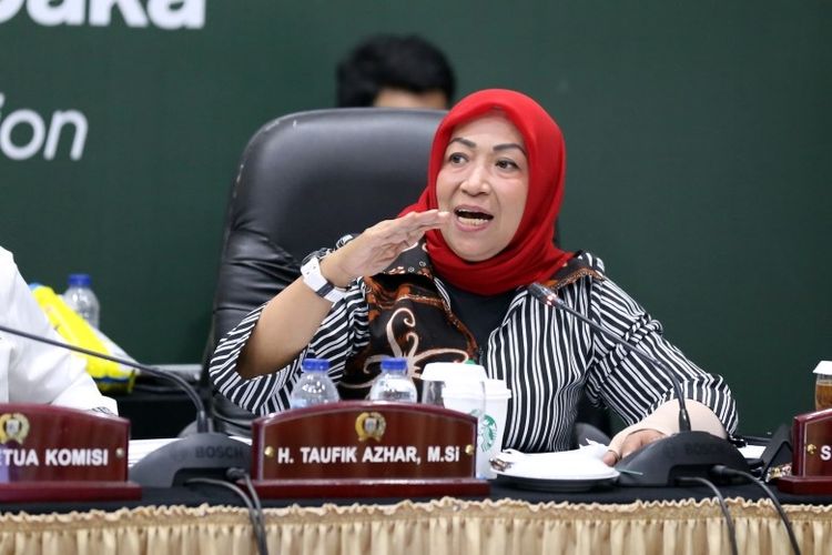Sekretaris Komisi B DPRD DKI Jakarta Wa Ode Herlina dalam rapat pembahasan Rancangan Peraturan Daerah (Raperda) Anggaran Pendapatan dan Belanja Daerah (APBD) Tahun Anggaran 2024. 