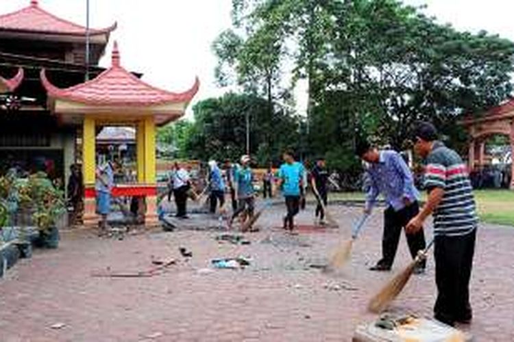 Umat lintas agama membersihkan Wihara Tri Ratna, Minggu (31/7/2016), yang dirusak massa di Tanjungbalai, Sumatera Utara, Jumat (29/7/2016). Persaudaraan dan kebersamaan antar umat beragama diharapkan menjadi pondasi dalam menjaga kerukunan.