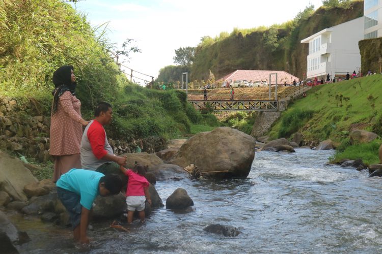 Bermain air di sungai kecil Ciloto, jadi salah satu aktifitas wisatawan di Sahid Eminence Hotel Convention & Resort Ciloto, Puncak.