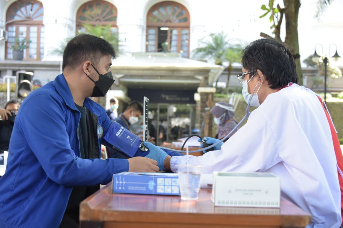 Proses pendaftaran gerakan donor plasma konvalesen dengan tajuk Aksi Nyata Gerakan Kemanusiaan di Gedung Sate, Kota Bandung, Selasa (13/7/2021).
