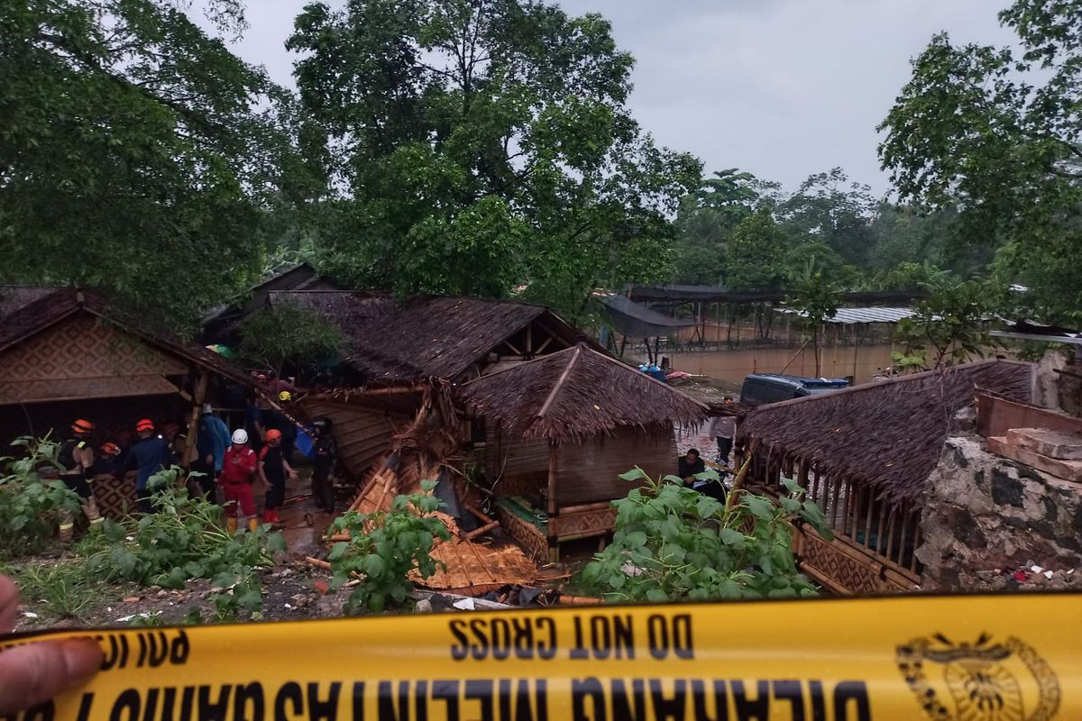 Kondisi Rumah makan Saung Tiga, Sawangan, Depok yang tertimpa longsor pada Kamis (2/6/2022) sekitar pukul 16.30 WIB. Akibatnya dua orang meninggal dan satu orang lainnya selamat.