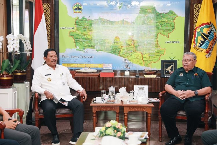 Penjabat (Pj) Gubernur Jawa Tengah, Nana Sudjana bertemu KONI Jateng di kantornya, Selasa, (14/5/2024).
