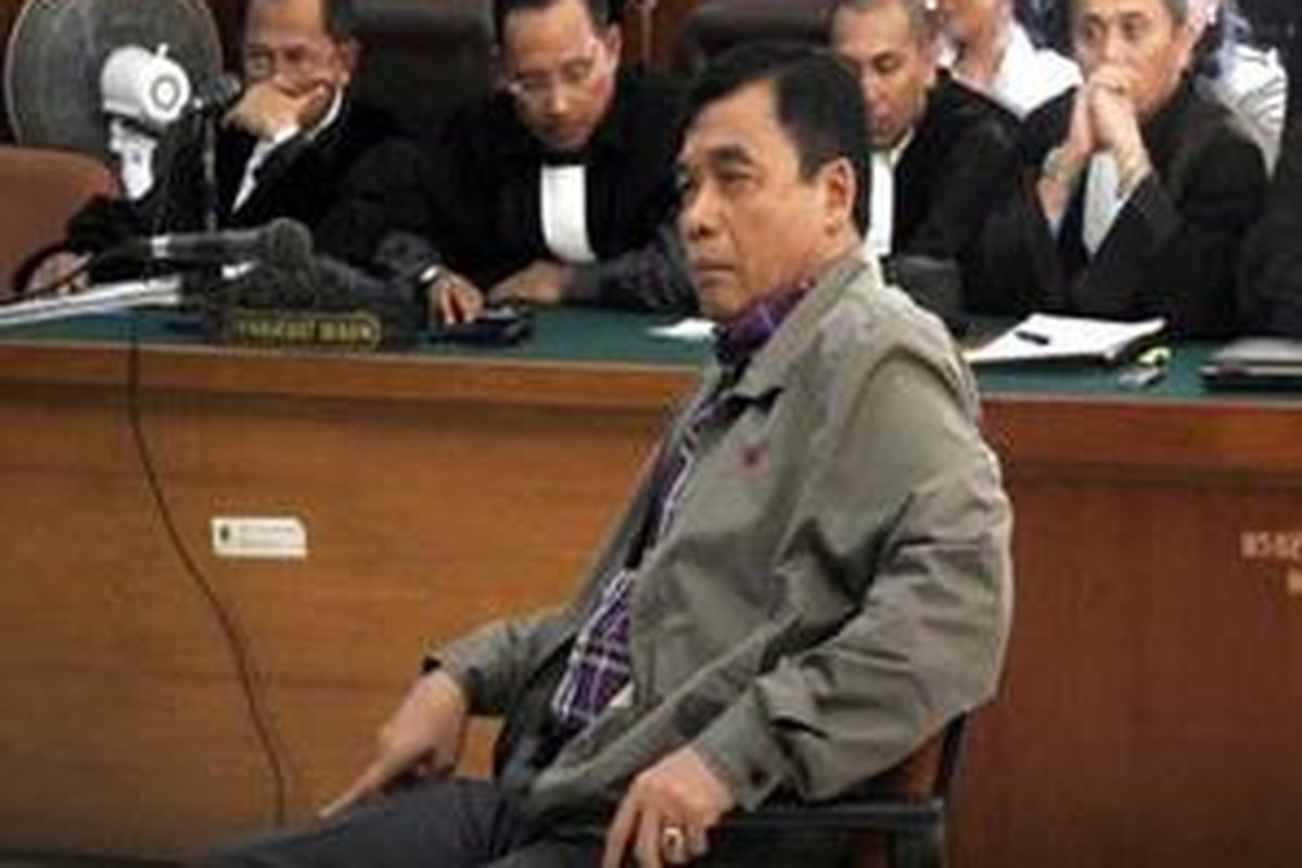 Mantan Deputi V Badan Intelijen Negara (BIN), Muchdi Purwopranjono, mendengarkan tuntutan Jaksa Penuntut Umum dalam kasus pembunuhan aktivis HAM, Munir, di Pengadilan Negeri Jakarta Selatan, Selasa (2/12). Jaksa mengajukan tuntutan terhadap Muchdi 15 tahun penjara. 