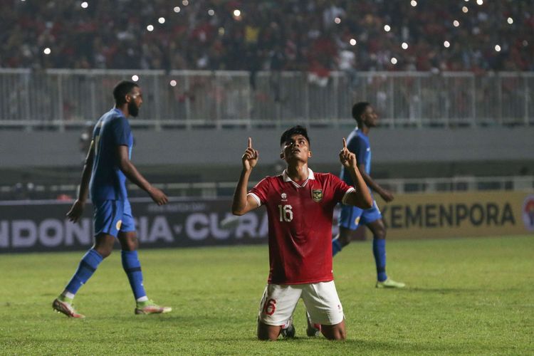 Pemain timnas Indonesia Ramadhan Sananta berselebrasi usai Indonesia menang melawan Curacao pada laga kedua FIFA Matchday di Stadion Pakansari, Kabupaten Bogor, Selasa (27/9/2022). Timnas Indonesia menang dengan skor 2-1.