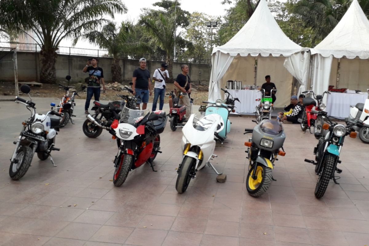 Deretan sepeda motor berukuran kecil yang meramaikan gelaran Otobursa Tumplek Blek 2018 di Gambir Expo, JIExpo Kemayoran, Jakarta pada penyelenggaraan hari pertama, Sabtu (21/7/2018).