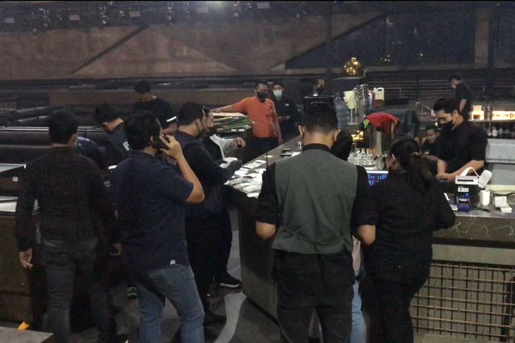 Polres Jakarta Seltan bersama TNI dan Satuan Polisi Pamong Praja (Satpol PP) menyegel kafe yang berada di kawasan Gatot Subroto, Jakarta Selatan, Sabtu (12/2/2022).
