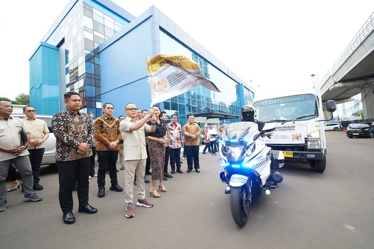 Menteri Pelindungan Pekerja Migran Indonesia (P2MI) Mukhtarudin melepas keberangkatan armada bantuan bagi warga terdampak banjir di Aceh, Sumut, dan Sumbar. 