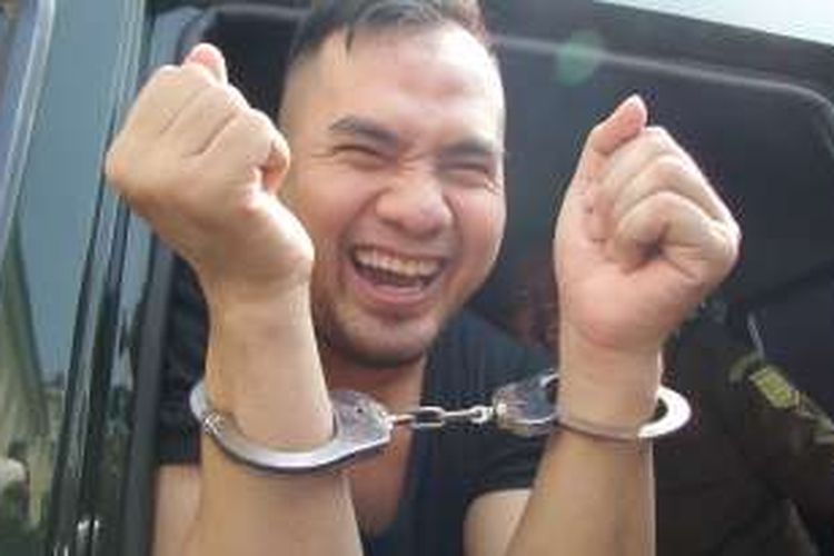 Saipul Jamil di mobil tahanan saat tiba di PN Jakarta Utara, Rabu (25/5/2016) siang.