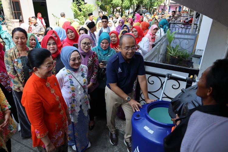 PAM JAYA bersama TP PKK DKI Jakarta membagikan toren air gratis kepada warga di Kelurahan Tugu Utara, Koja, Jakarta Utara, dalam rangka memperingati Hari Kartini, Senin (20/4/2026).