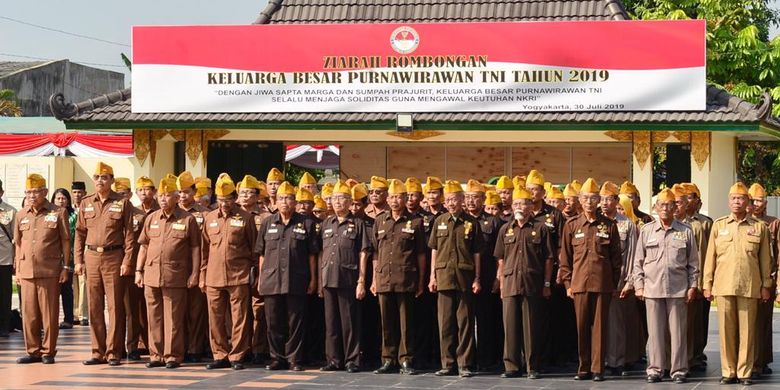 Para Purnawirawan saat sedang mendengarkan arahan dari Menhan dalam acara ziarah nasional ke Taman Makan Pahlawan (TMP) Kusuma Negara Yogyakarta, Selasa (30/07/2019).