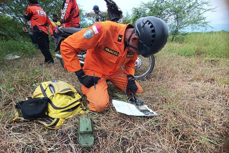 Petugas saat melakukan upaya pencarian 