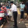 Menko PMK Muhadjir Bagikan Masker kepada Masyarakat di Pinggir Jalan