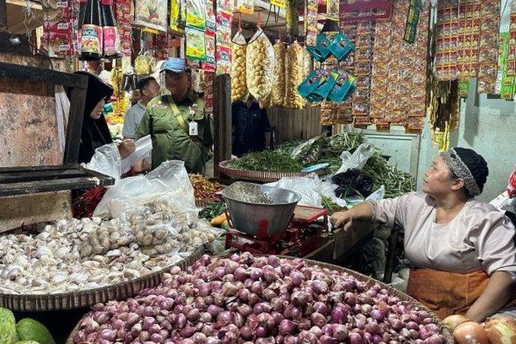 Foto dokumentasi Tim Pengendali Inflasi Daerah (TPID) saat melakukan pemantauan sejumlah komoditas kebutuhan pokok di pasar tradisional.  