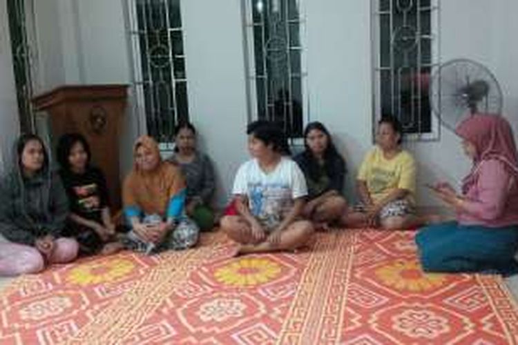 Siti Juleha (dua dari kiri) saat berkumpul bersama rekan lainnya di shelter KJRI Kuching, Sarawak, Malaysia.