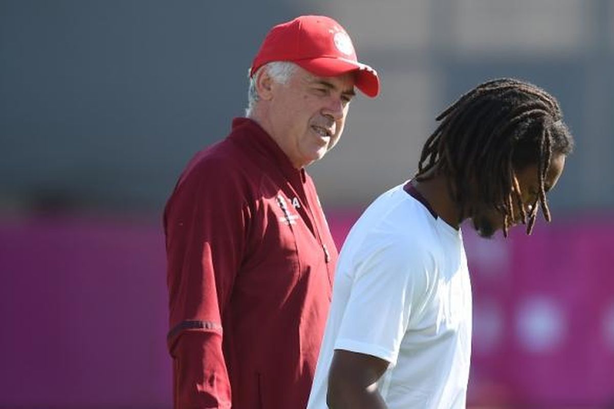 Pelatih Bayern Muenchen, Carlo Ancelotti (kiri), berbicara dengan Renato Sanches pada sesi latihan di markas klub, 12 September 2016.