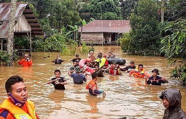 Tim SAR gabungan mengevaluasi warga yang terdampak banjir di Kecamatan Pengaron, Kabupaten Banjar, Kalsel, Selasa (12/1/2021). 