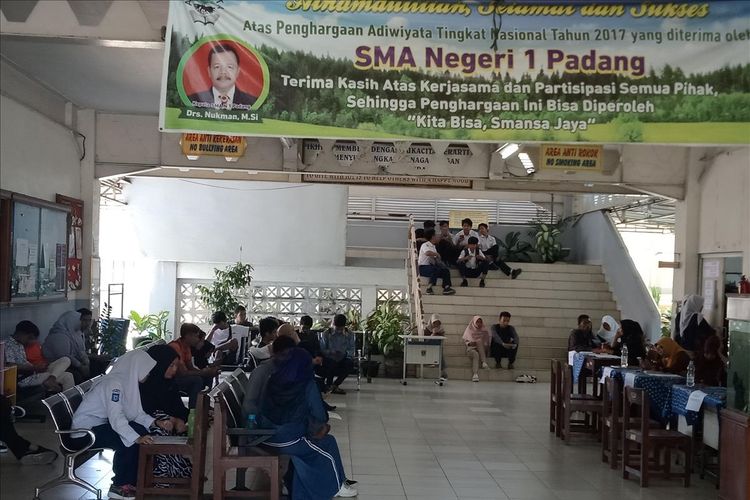 PPDB di Sumbar masih lancar tanpa antrian panjang di SMA 1 Padang,  Kamis (4/7/2019) 