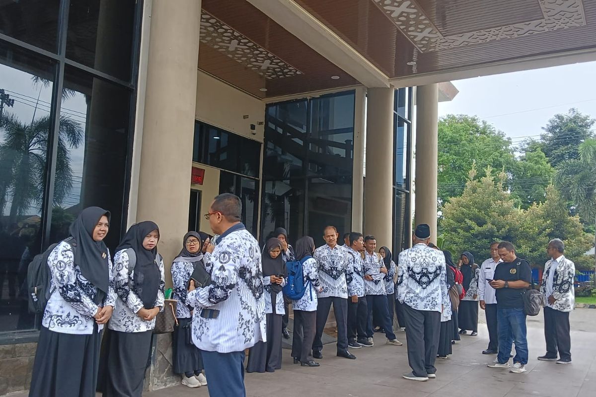 22 guru honorer di Kabupaten Jember yang lulus PPPK tapi dibatalkan mendatangi DPRD Jember Rabu (22/1/2025).