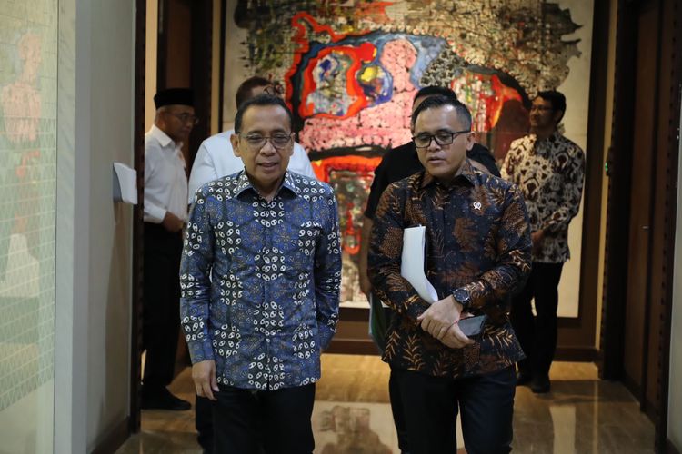 Menteri Pendayagunaan Aparatur Negara dan Reformasi Birokrasi (Menteri PANRB) Abdullah Azwar Anas (kiri) usai melaksanakan rapat membahas libur Idul Adha bersama tiga menteri di Kabinet Indonesia Maju, di Jakarta, Jumat (16/6/2023).