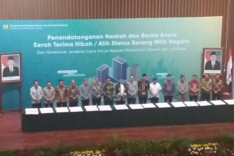 Penandatanganan Berita Acara Serah Terima Barang Milik Negara (BMN) dari Ditjen Cipta Karya Kementerian PUPR kepada para pihak penerima, Kamis (18/10/2018) di Jakarta. 