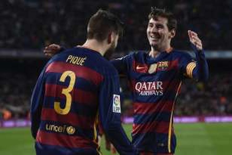 Pemain Barcelona, Lionel Messi (kanan), merayakan gol yang dicetak oleh rekannya, Gerard Pique, pada laga La Liga kontra Sevilla di Stadion Camp Nou, Minggu (28/2/2016).