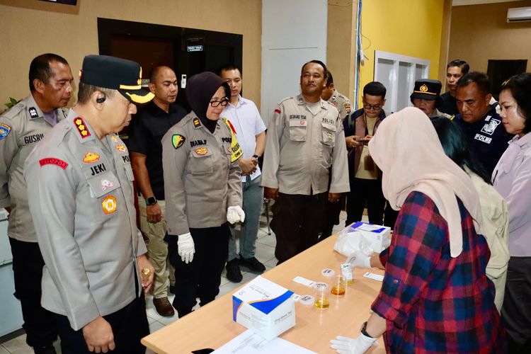Kapolresta Pekanbaru Kombes Jeki Rahmat Mustika (paling kiri) saat memantau kegiatan cek urine para anggota polisi yang bertugas di kantor KPU Pekanbaru, Riau, Selasa (16/1/2024).