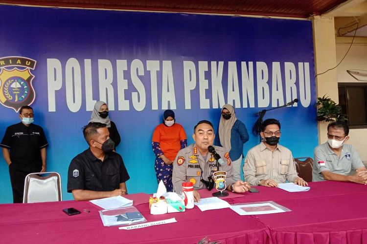 Kapolresta Pekanbaru Kombes Pol Pria Budi saat konferensi pers penangkapan pelaku investasi bodong, Selasa (28/12/2021).